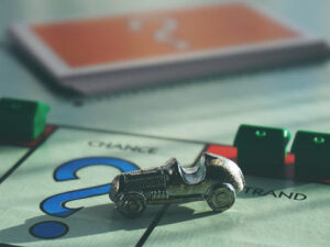 Auto op monopoly-bord, foto van pexels-suzy-hazelwood