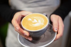 Koffie aangeboden door barista, foto door Kampus via pexels.com
